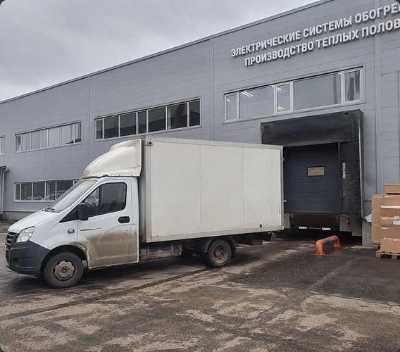Загрузка комплектов тёплого пола в машину на складе производства